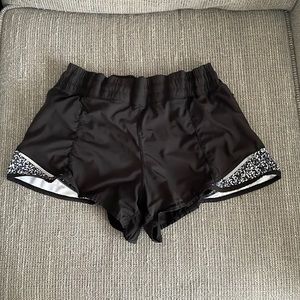 Lululemon Hotty hot low-rise lined short 2.5” size 4